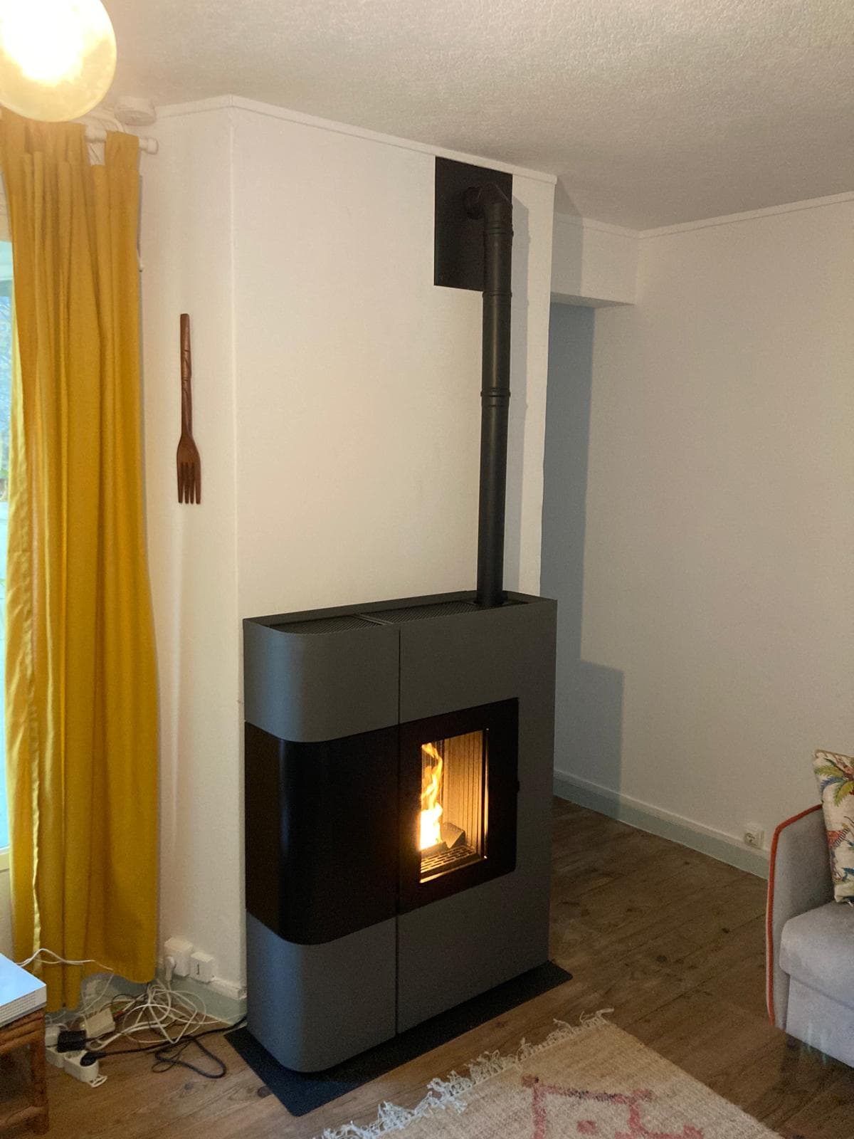 Cheminée moderne avec poêle à bois