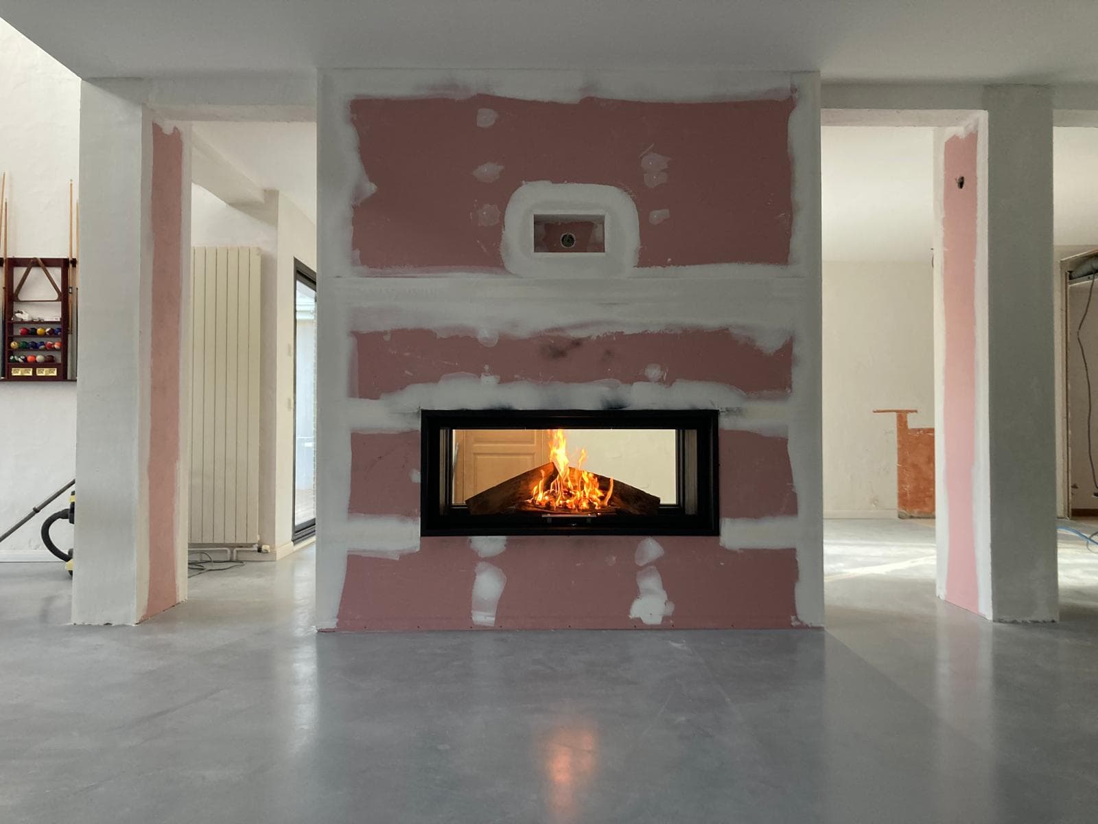 Installation d'un poêle à bois moderne
