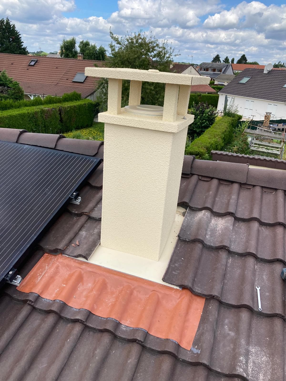 Cheminée avec conduit en acier
